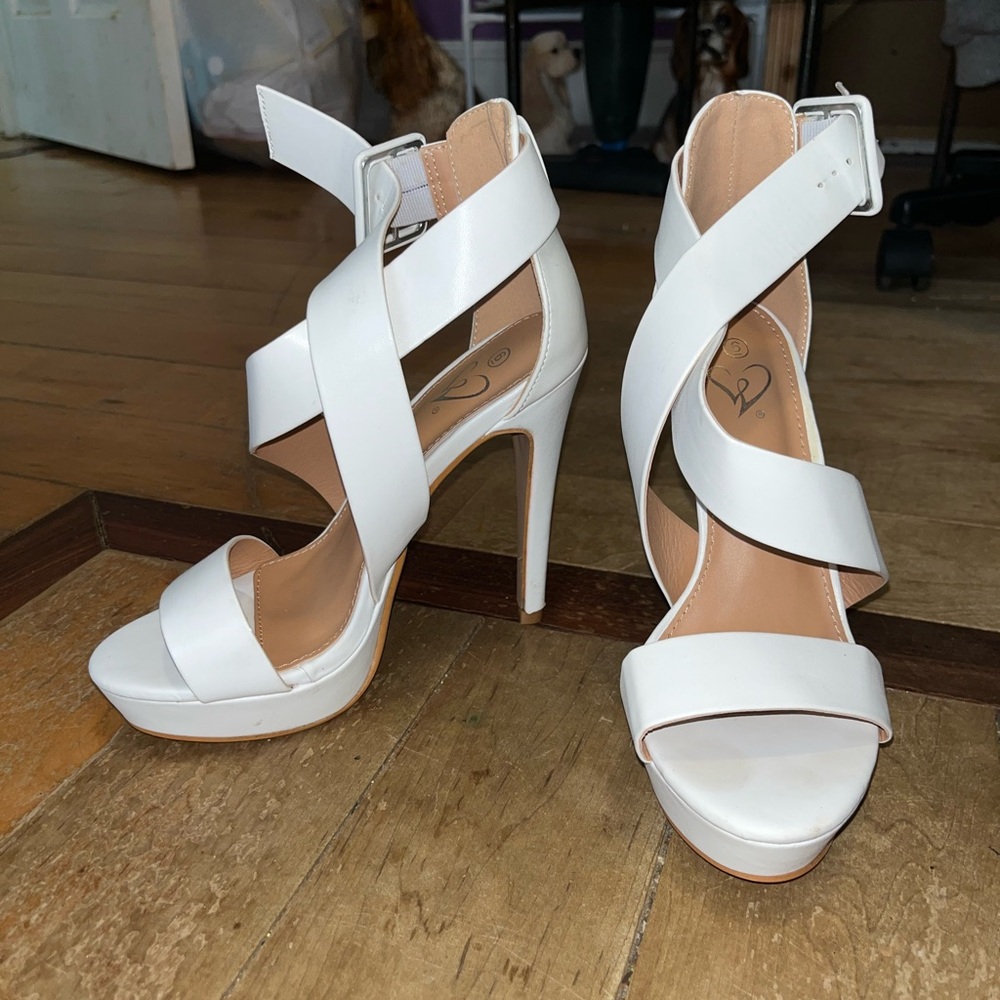 Windsor size 6 white heels
